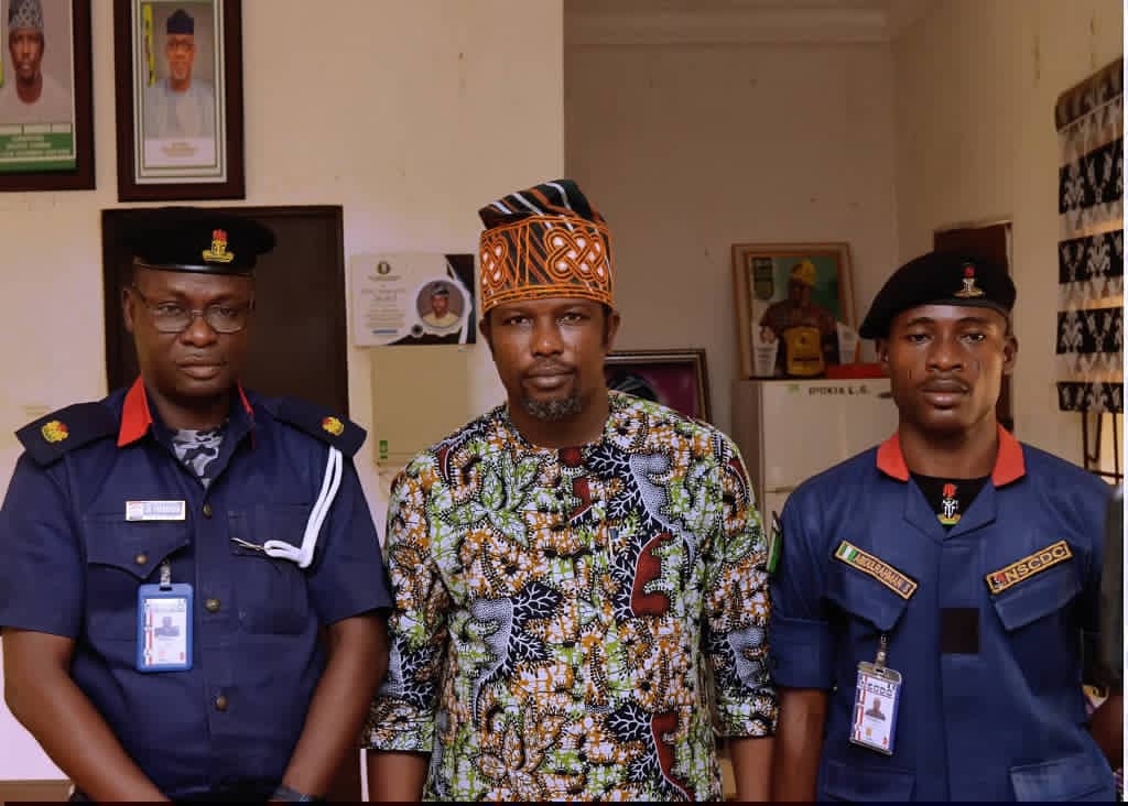 THE EXECUTIVE CHAIRMAN, IPOKIA LOCAL GOVERNMENT, HON. JOHNSON AKOHOMEN AVOSEH, RECEIVES NSCDC DIVISIONAL OFFICER ON FAMILIARISATION VISIT